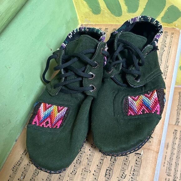 Embroidered Green Women's Shoes tagged as 8.5, but fit more like a 9 or 9.5 - Picture 1 of 16